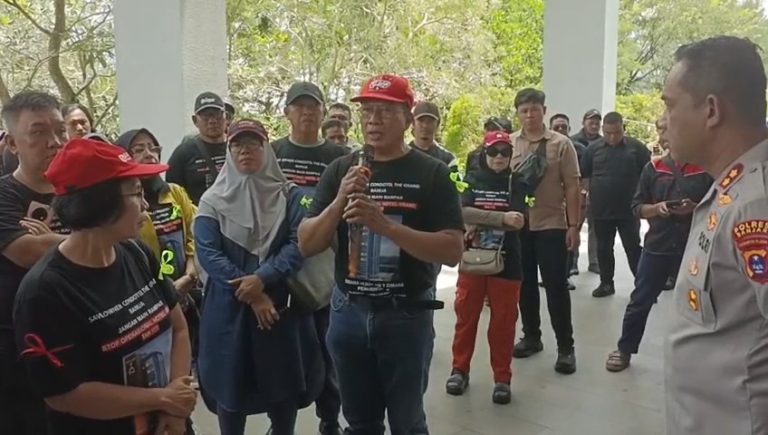 Aksi demo Aston Grand Banua