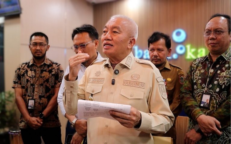 Gubernur Kalimantan Selatan H. Muhidin memberikan keterangan
