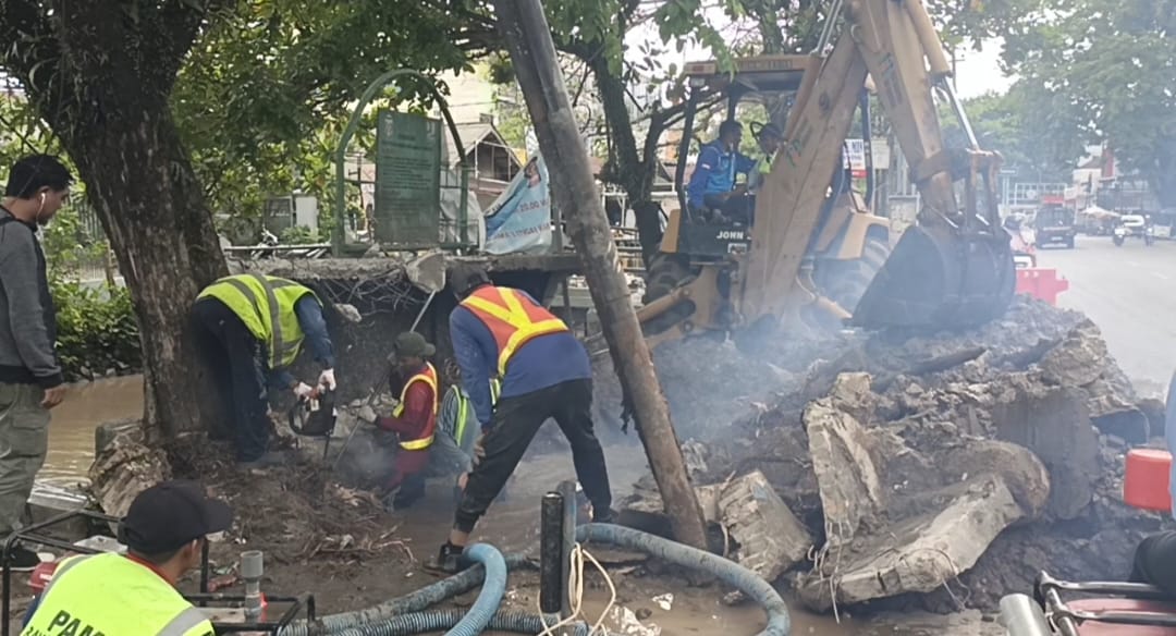 Pengerjaan perbaikan pipa PVC 630 di Jalan Soetoyo. S