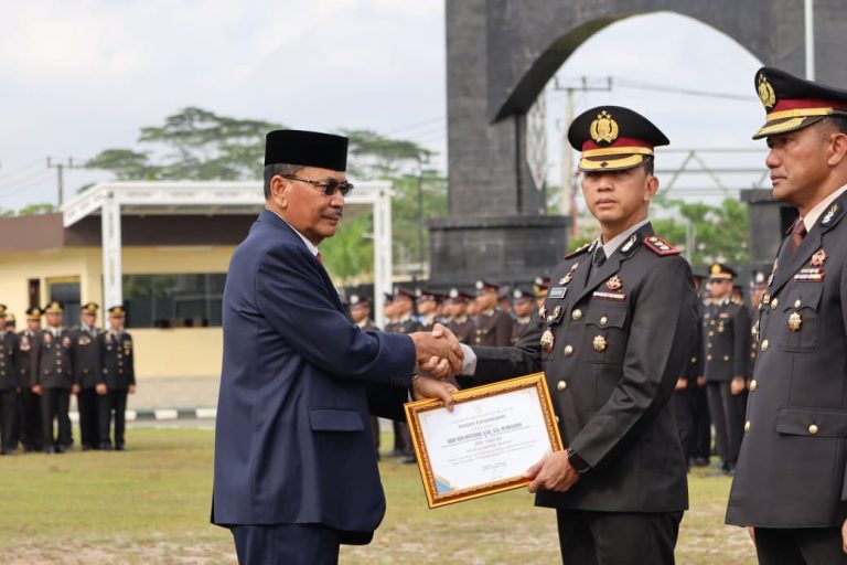 Supian HK dan penyerahan piagam