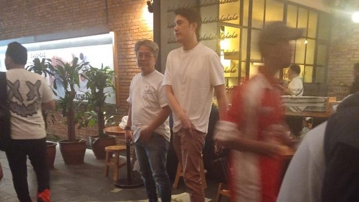 terdakwa-kasus-penipuan-batu-bara-richard-arief-muljadi-saat-tertangkap-kamera-berada-di-bandara-banjarbaru-dan-jakarta-1761574640642_43