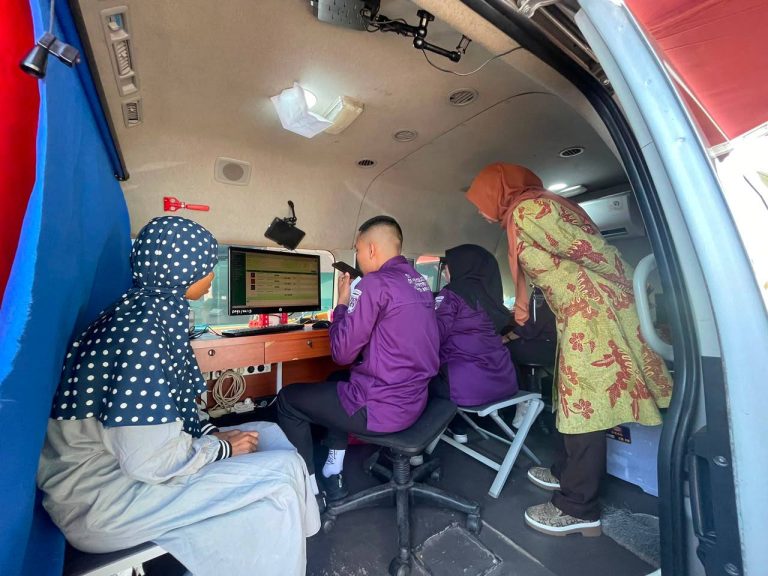 Jemput Bola ke Sungai Lulut, Disdukcapil Kalsel Permudah Warga Urus Dokumen Kependudukan
